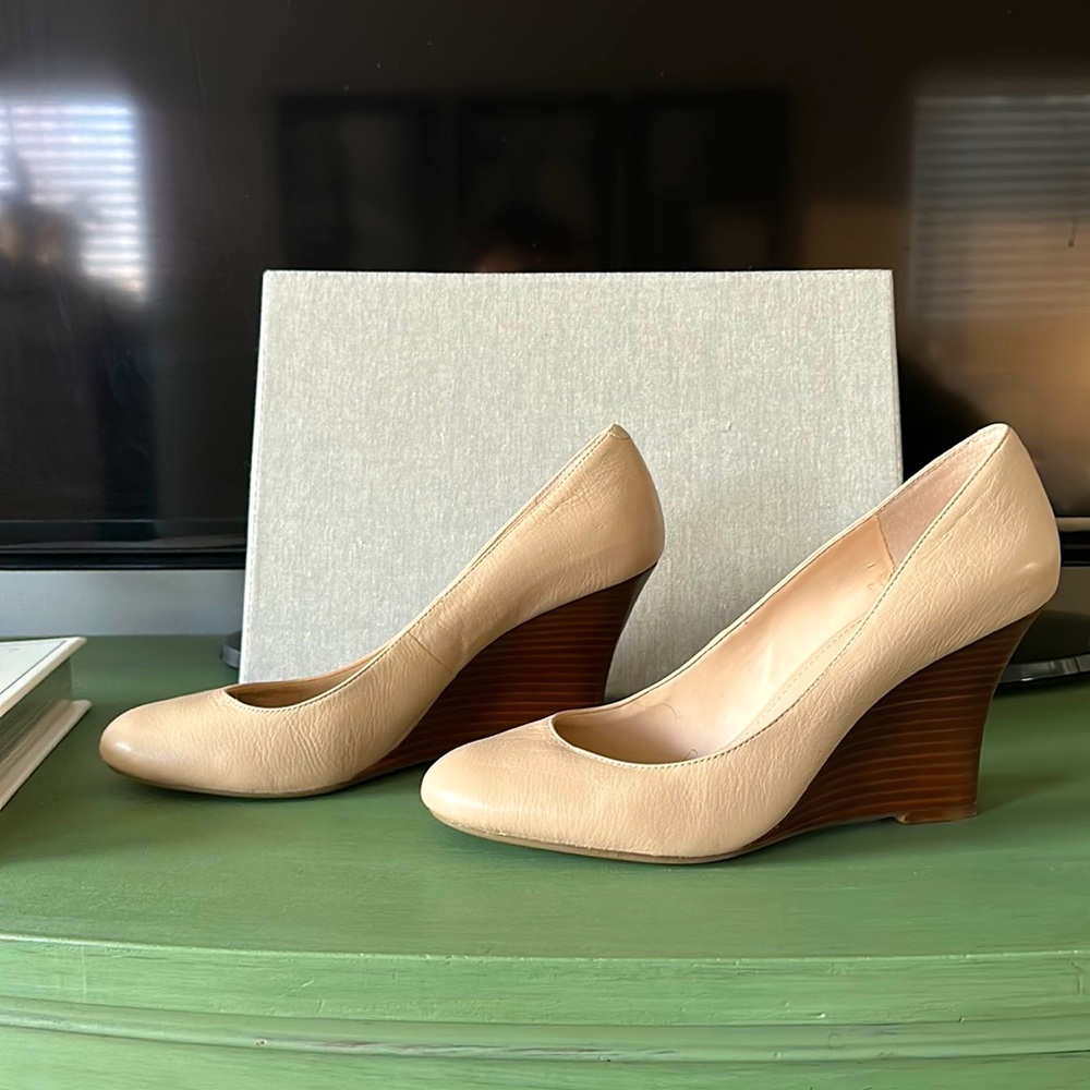 Banana Republic, Wedge